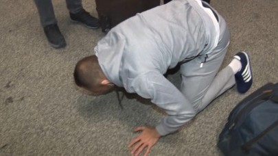 Libya'da esaretten kurtulan Türk vatandaşları,  sevinçten yeri öptü