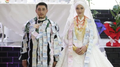 Muş'ta Elmani aşiretinden olan Kuyumcular Derneği Başkanı Mehmet Şah Karakaya'nın oğlunun düğün töreninde milyonluk takı