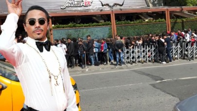 Nusret'in mekanının önündeki kuyrukla ilgili bomba iddia: 'Hepsi figuran,  para ödeniyor!'