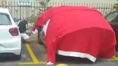 Otomobilini doludan korumak için Türk bayrağı örttü: Tepkiler gelince kaldırdı!