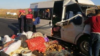 Şanlıurfa'da tarım işçilerini taşıyan minibüs kaza yaptı! 11 yaralı