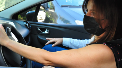 Şoke eden olay: Sıfır otomobilin koltuğunu silerken bir anda acı içinde kaldı!