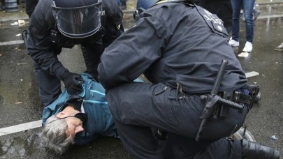 Berlin'de maske takmayan milletvekili böyle gözaltına alındı