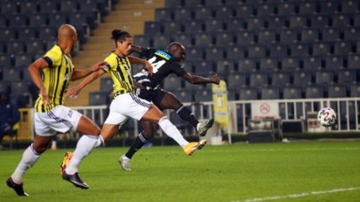 Beşiktaş,  Fenerbahçe'yi Kadıköy'de 15 yıl sonra yine 10 kişiyle,  yine 4-3 yendi