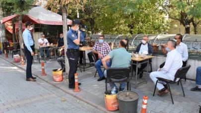 Bu cadde ve sokaklarda sigara yakmadan önce bir daha düşünün çünkü para cezası da var,  hapis cezası da!