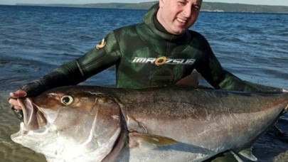 Çetin Ege Doğan,  1.80 boyunda,  58 kiloluk balığı zıpkınla avladı