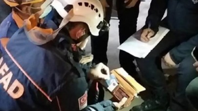 Doğanlar apartmanındaki enkazdan poşet içine konulmuş para ve bir not çıktı