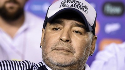 Dünya futbolunun efsane ismi Maradona hayatını kaybetti!