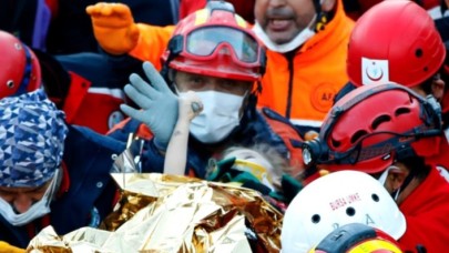 Duygulandıran kare... Minik Elif,  kendisini kurtaran ellere sıkı sıkı sarıldı