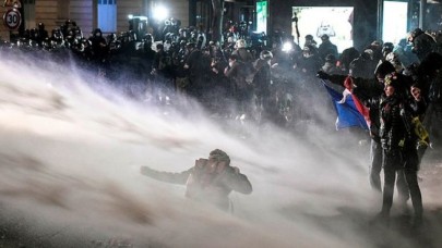 Fransa karıştı,  Macron köşeye sıkıştı: Paris'te büyük olaylar