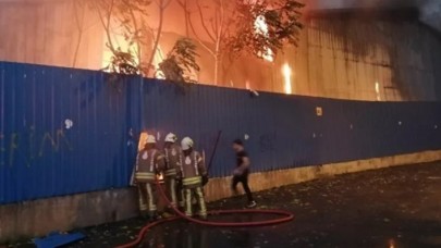 İstanbul'da kağıt fabrikasında geniş çaplı yangın