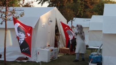 İzmir'de duygulandıran görüntü: Depremzedeler çadırlarına Türk bayrakları astı,  09.05'te İstiklal Marşı okudu
