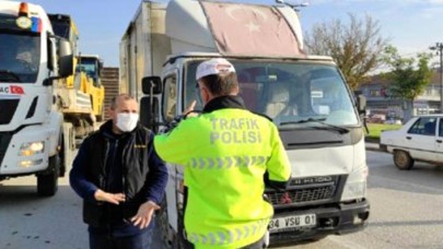 Kamyonetin üstündeki solmuş Türk bayrağını fark eden polis,  sürücüye ceza kesti