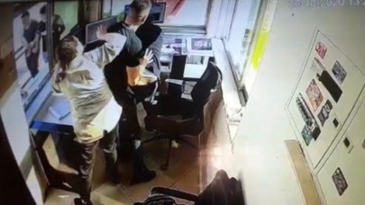 Kargo paketi kapısına çıkartılmayan kadın dehşet saçtı