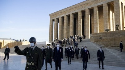 Milli Eğitim Bakanı Selçuk,  81 ilden gelen öğretmenlerle Anıtkabir'i ziyaret etti