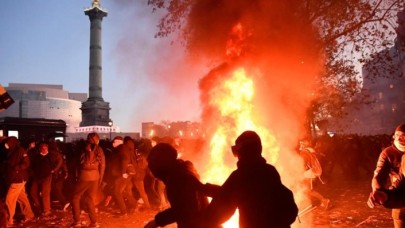 Paris yanıyor: Büyük olaylar çıktı