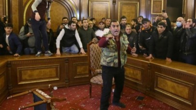 Paşinyan 'Başka şansım yoktu' dedi,  Ermenistan karıştı: Parlemento binası basıldı