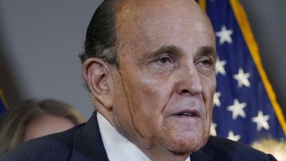 'Seçimde hile olduğuna dair çok delil var' diyen Trump'ın avukatının saçının boyası konuşurken aktı!