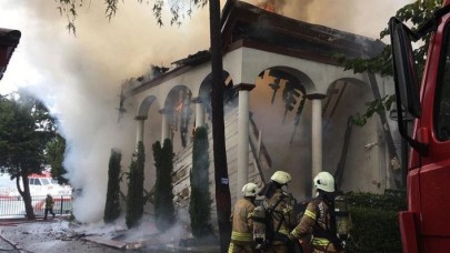 Tarihi Vaniköy Camisi yandı