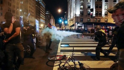 ABD'nin başkenti Washington'da karşıt gruplar birbirine girdi