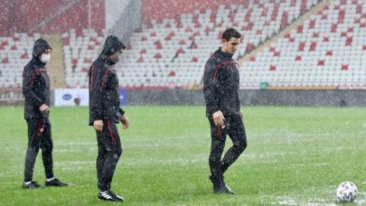 Antalya'yı yağmur vurdu: Antalyaspor-Hatayspor maçı ertelendi