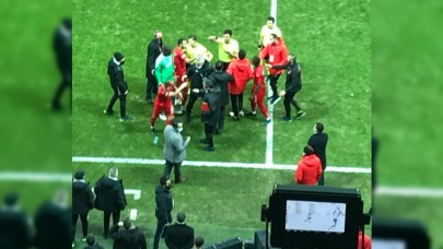 Beşiktaş - Sivasspor maçının devre arasında Hakan Arslan kırmızı kart gördü