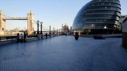 Bir ülke daha İngiltere'ye uçuşları durdurdu