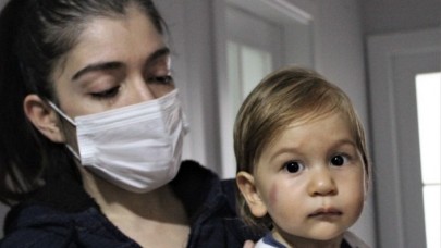 Bursa'da kucağındaki bebekle 20 köpeğin saldırısına uğradı