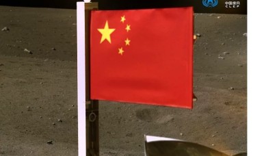 Çin,  Dünya'ya dönüş yolculuğundan önce Ay'a bayrağını dikti