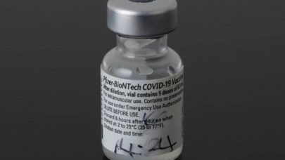 Dünyada ilk uygulanan koronavirüs aşısının şişesi ve şırıngası müzeye konuldu