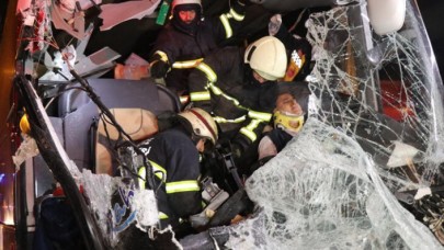 Düzce'de feci kaza: Otobüs kamyona çarptı,  16 yaralı