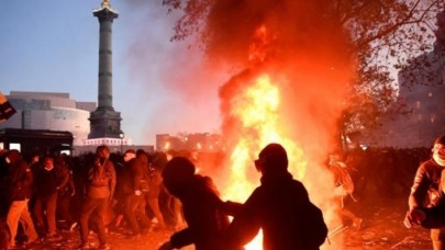 Fransa alev alev: Binlerce kişi ayaklandı,  istifaya çağrılan Macron iyice köşeye sıkıştı