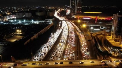 İstanbul'da kısıtlama öncesi trafik kilitlendi!