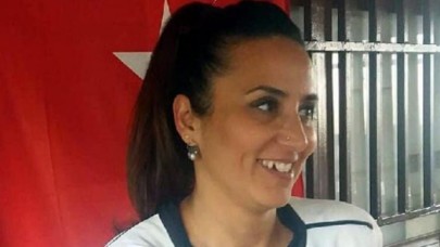 İzmir'de oğlunun bıçakladığı Betül Tuğluk öldü