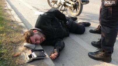 Kazada yaralanan motosiklet sürücüsü gözyaşlarını tutamadı: Ağlama nedeni herkesi şaşkına çevirdi