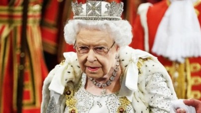Kraliçe Elizabeth’i soydular!