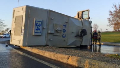 Küçükçekmece'de seyir halindeki TOMA devrildi