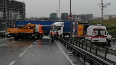 Küçükçekmece'de TIR metrobüs bariyerlerine çarptı! D-100 kapandı