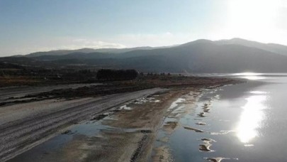 Kuraklık Salda Gölü'nü etkiledi: Su seviyesi azalan gölde küçük adacıklar oluştu