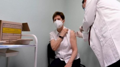 O ülkede ilk Covid-19 aşısı vuruldu