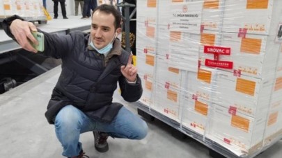 TRT muhabiri Çin aşılarının önünde poz verdi: Fotoğraftaki detay Bakan Koca'yı zora soktu!