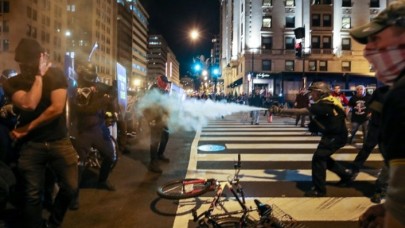 Trump binlerce kişiyi sokağa döktü: Washington'da kan aktı