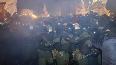 Ukrayna'da Kovid-19 yasaklarına karşı protesto: En az 40 yaralı