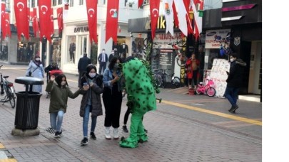 Virüs kıyafeti giydi: Vatandaşı böyle uyardı