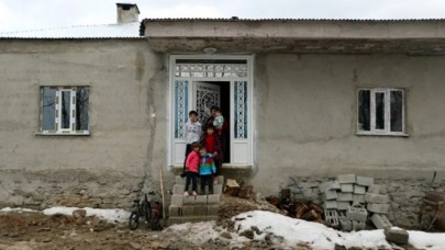 Yılan istilasına uğrayan aileye yeni ev yapıldı