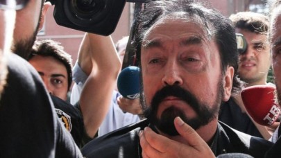 1075 yıl hapse mahkum edilen Adnan Oktar cezaevine götürülürken gözyaşlarına boğuldu