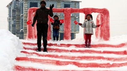 Akar,  kızı Hira için kardan Anıtkabir maketi yapan Hakkarili Mehmet Şerif Karahan ve ailesini  Ankara'ya davet etti