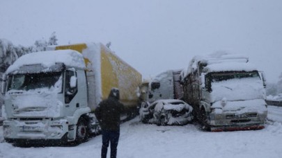 Anadolu Otoyolu'nda zincirleme trafik kazası: 16 araç birbirine girdi,  8 yaralı var