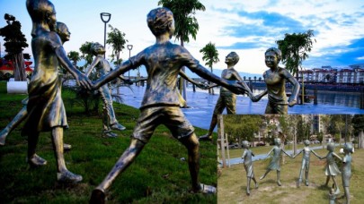 Antalya'da el ele tutuşan çocuk heykellerine saldırdılar