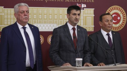 CHP'li Milletvekilleri Mehmet Ali Çelebi,  Hüseyin Avni Aksoy ve Özcan Özel istifa etti